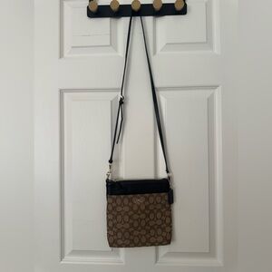 Small Coach crossbody signature series barely used